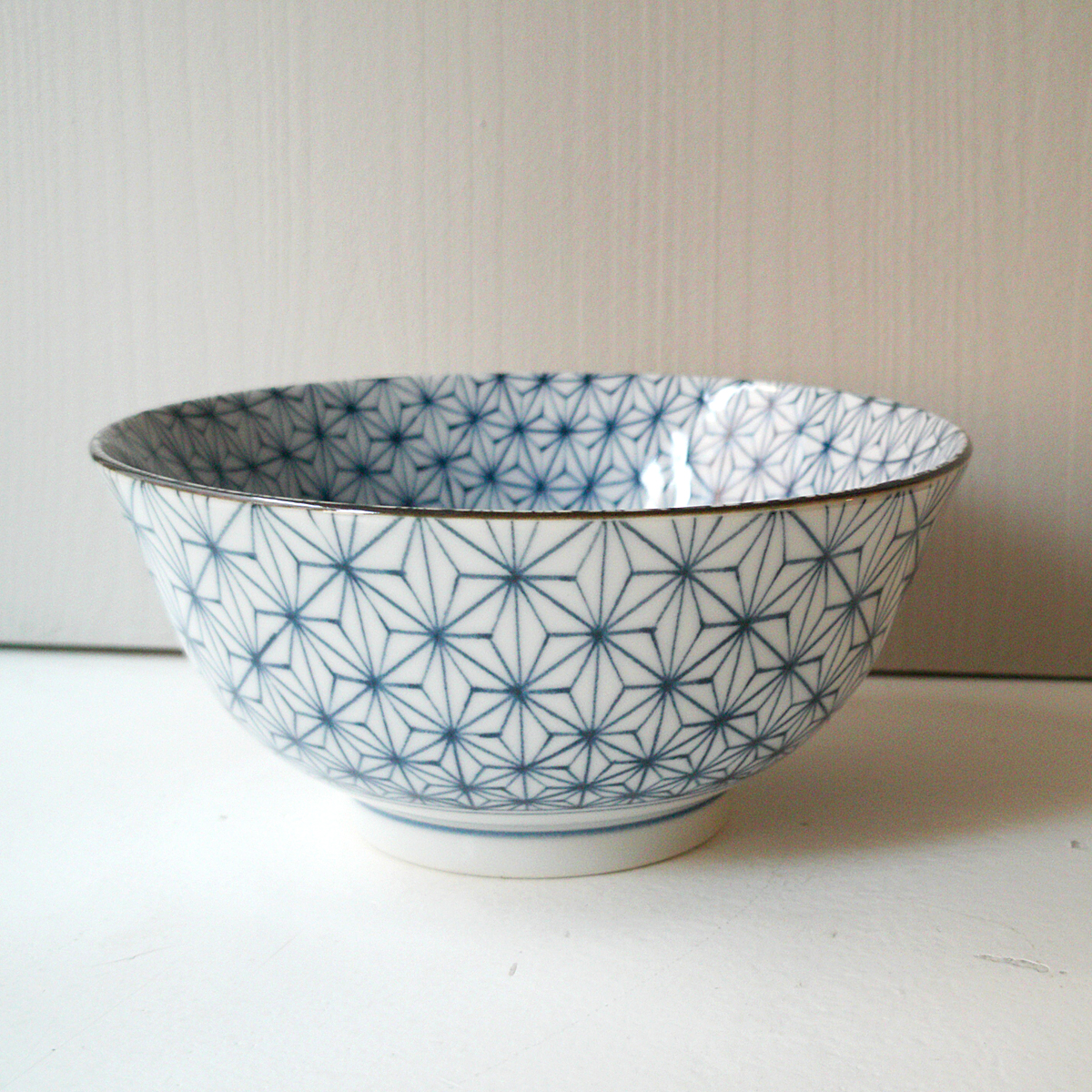 sinivalkoinen tähtikuvioinen keramiikkakulho sashiko