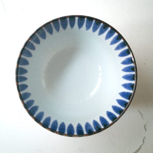 Japanilainen sinivalkoinen keramiikkakulho sivellinvetokuvioin