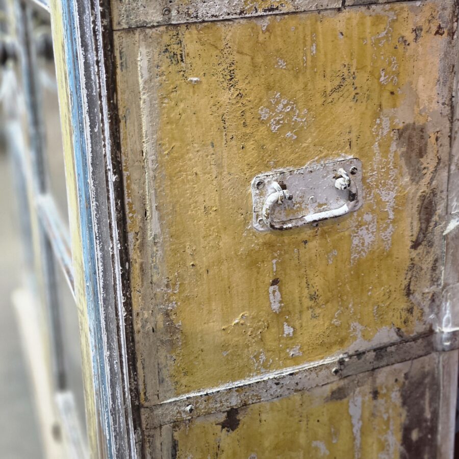 keltainen kaappi sivudetalji