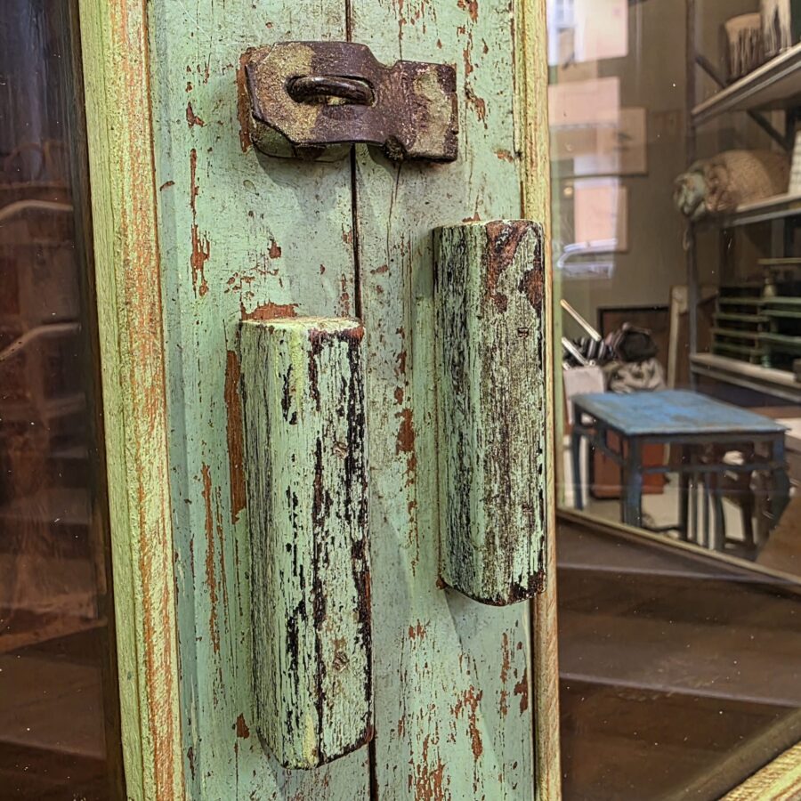 vihreä vitriinikaappi yksityiskohta