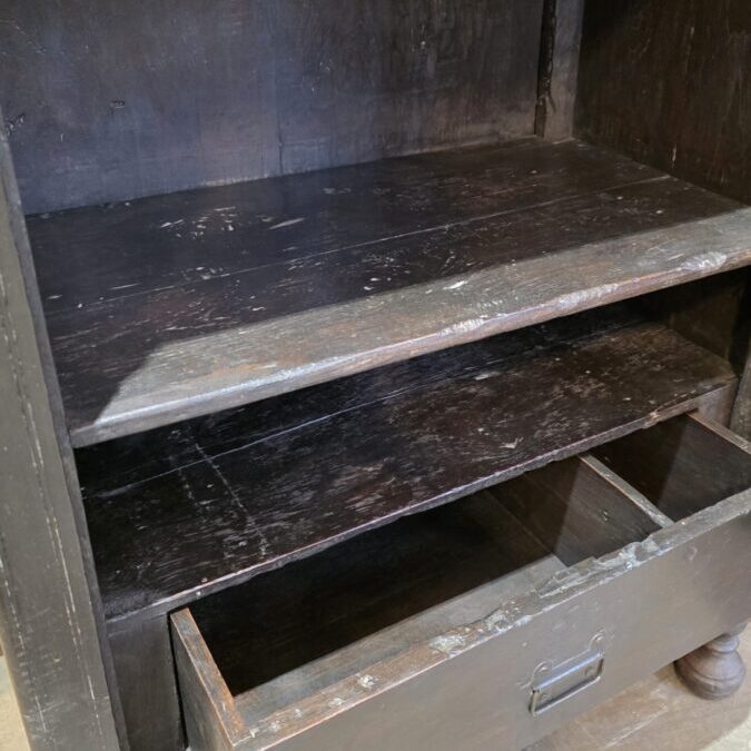 Musta yksiovinen kaappi laatikko