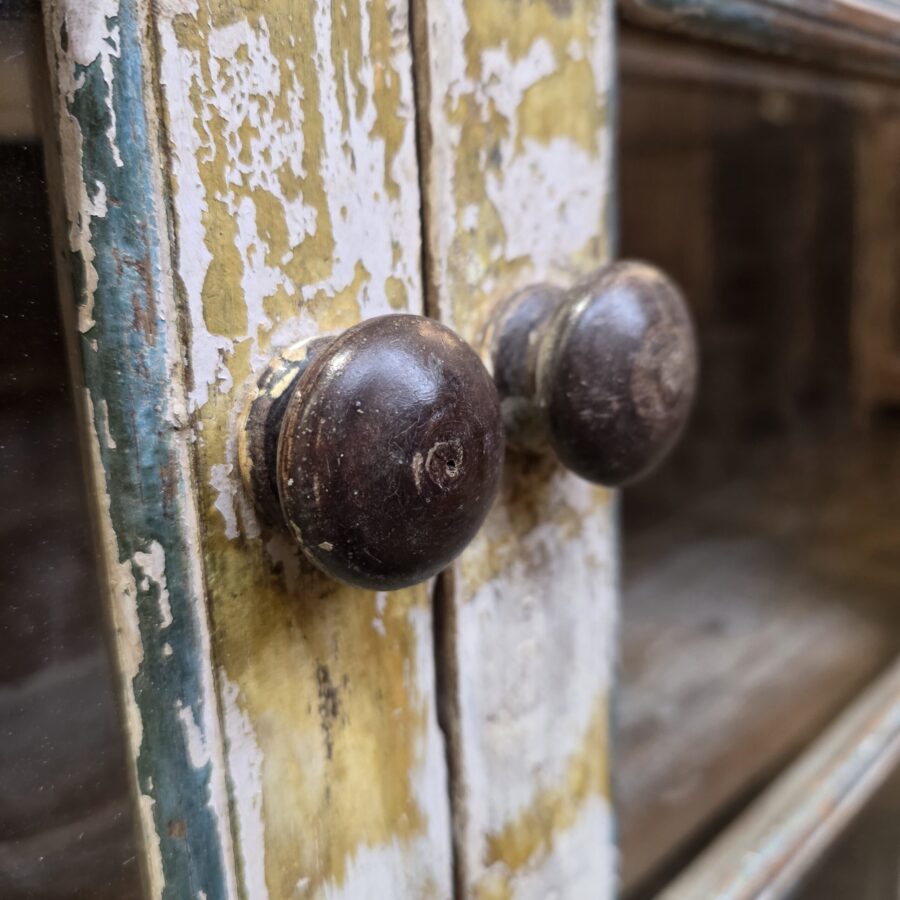 kellertävä kaappi oven nupit