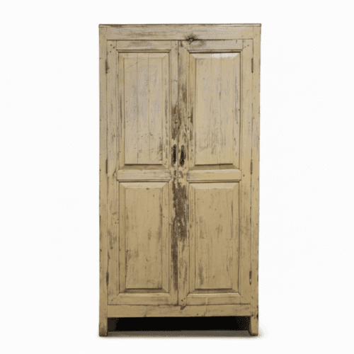 vaalea umpiovinen vintagekaappi