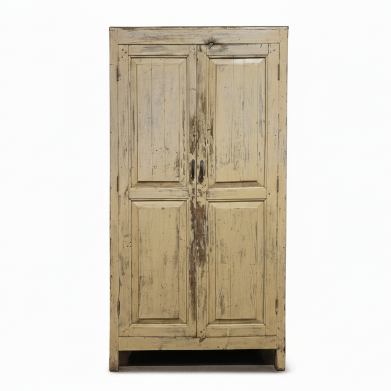 vaalea umpiovinen vintagekaappi