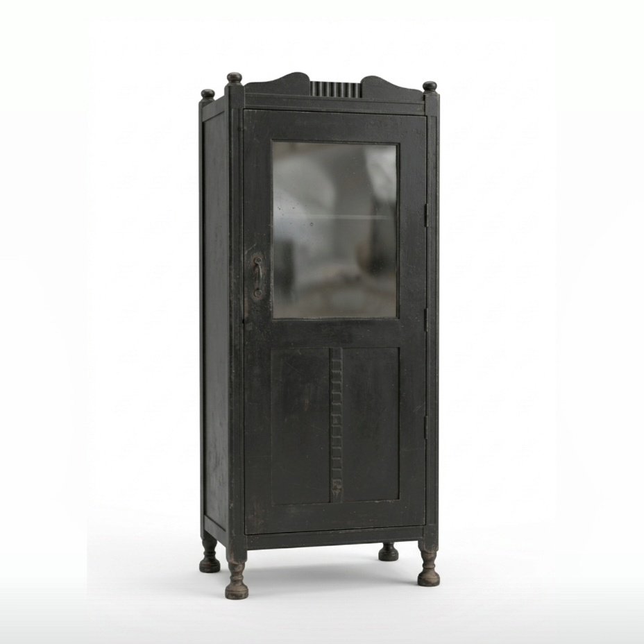 Musta yksiovinen kaappi