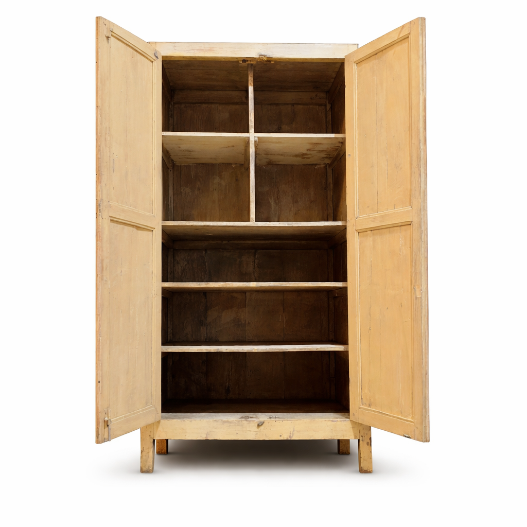 vaalea umpiovinen vintagekaappi avoinna